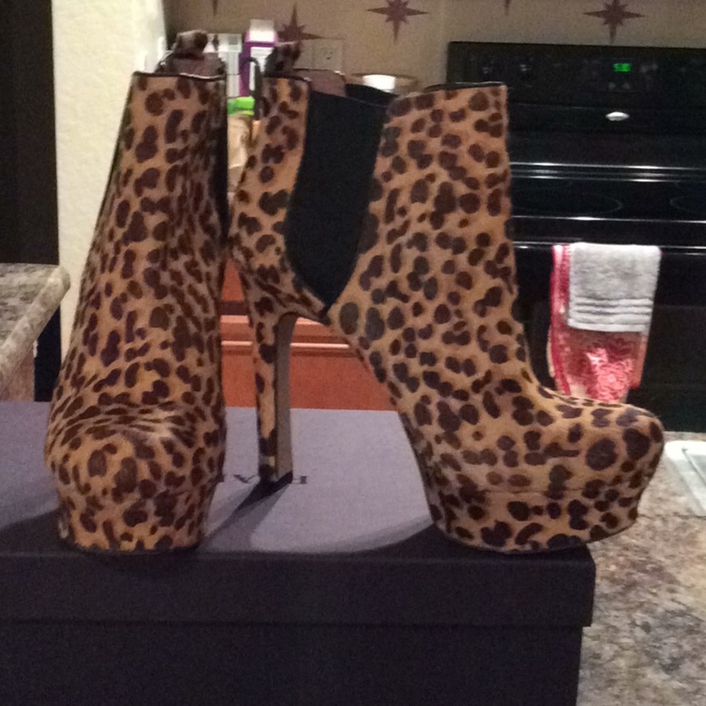 Vince Camuto leopard pony hair booties size 7 1/2
